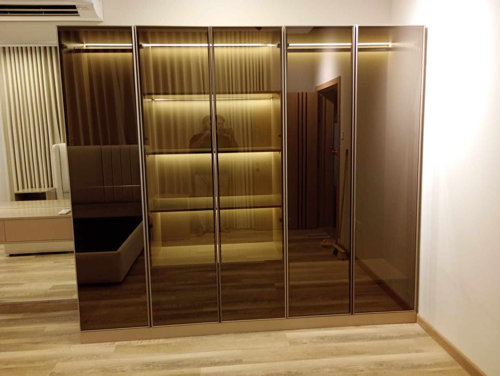 Bespoke dining table Dubai solid wood