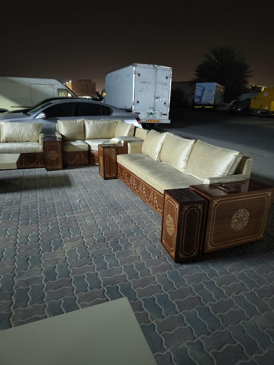 Bespoke dining table Dubai solid wood