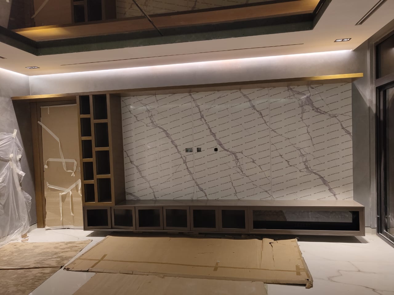 Bespoke dining table Dubai solid wood