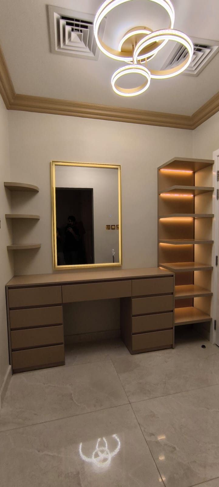 Bespoke dining table Dubai solid wood